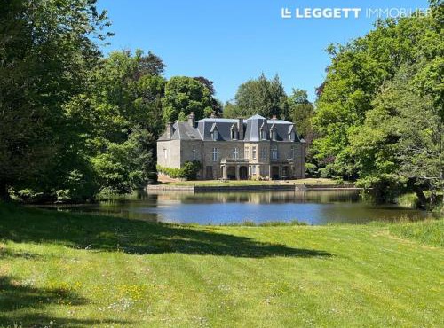 Château de la cour de Coulonces in Saint-Martin-de-Tallevende