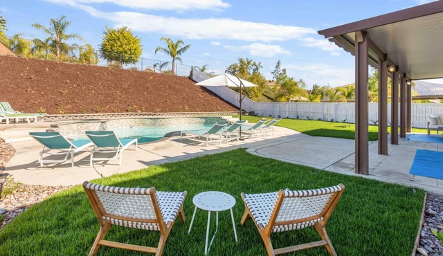 Champagne and Sunshine - Home with Pool & Jacuzzi