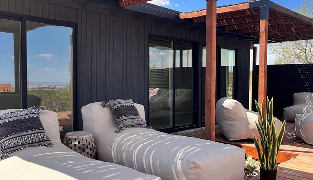 Champagne Supernova Modern Desert Chic w/Stunning views.Hot Tub & Pool Table! in Yucca Valley