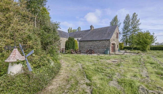 Character villa with enclosed garden in Berigny