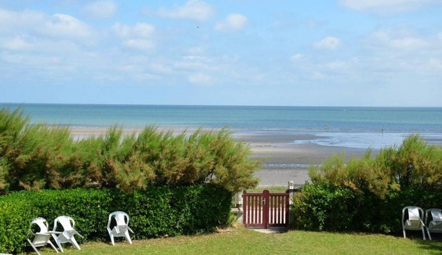 CHARACTERFUL VILLA WITH GARDEN ON THE SEAFRONT, direct beach access in Hermanville-sur-Mer