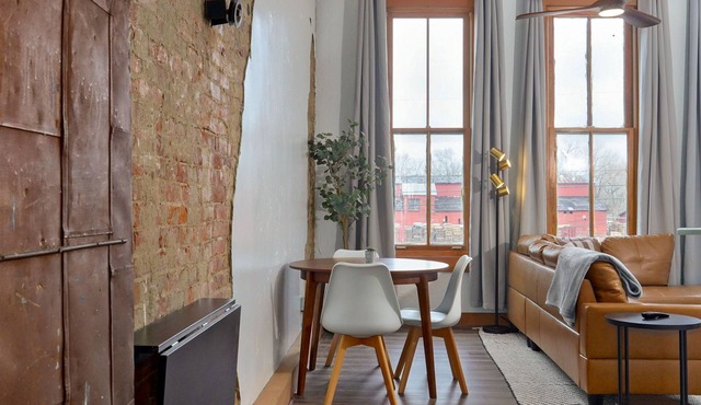 Charming 1-bed loft apartment on Historic C-Street in Springfield with WiFi, AC in Springfield