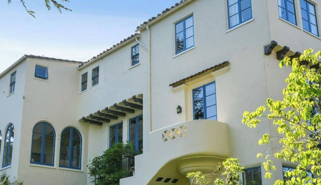Charming 1924 unit with garden, modern updates, and serene Berkeley views. in Berkeley