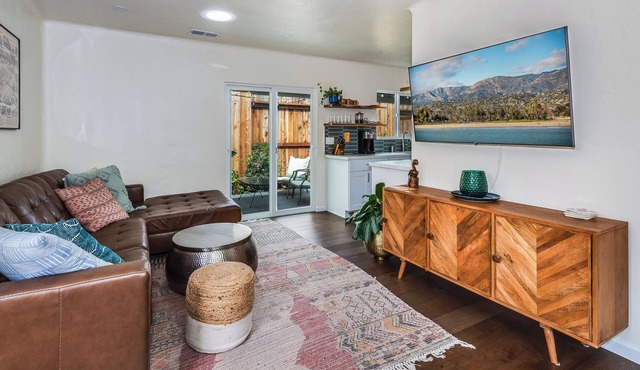 Charming 2-bedroom cottage in lovely Santa Barbara with WiFi, AC in Santa Barbara