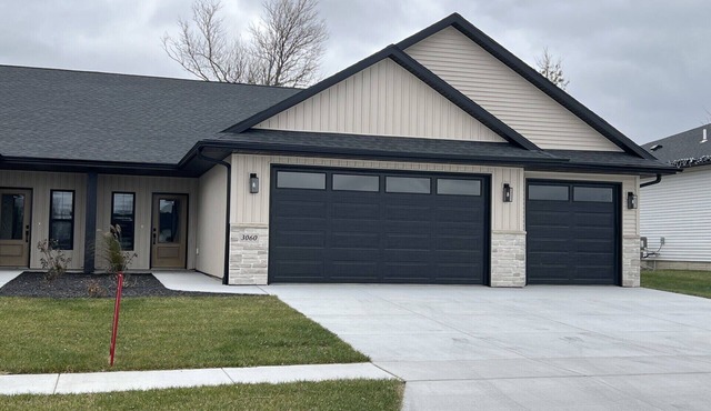 Charming 2-bedroom 2 bath townhome with WiFi, AC in peaceful Ely in Ely