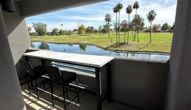 Charming 2-bedroom condo with water and golf course views and AC in Glendale