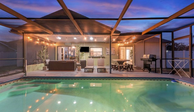 Charming 2-bedroom house with pool and fenced in backyard. Sleeps 8 in Spring Hill