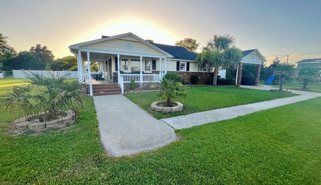 Charming 3-bedroom house located in the heart of downtown Salter Path in Atlantic Beach