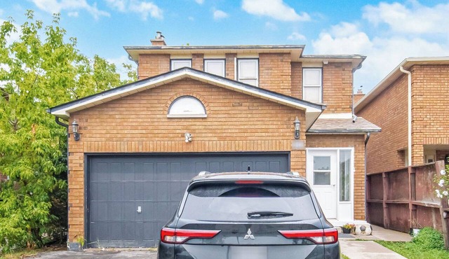 Charming 3-bedroom house in a superb Brampton neighborhood 2200 Sqfeet det house in Brampton