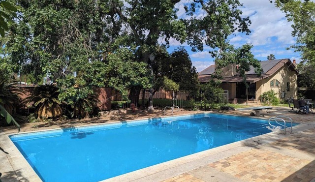 Charming 3-bedroom ranch house with AC in Bakersfield