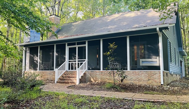 Charming 3 BR, 2 Bath cabin located in quiet Clifftops and close to Sewanee in Monteagle