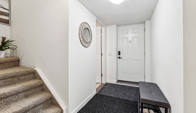 Charming Basement Suite With Parking & Laundry in Calgary