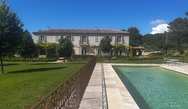 Charming bastide, between the Luberon and historic quaint Aix en Provence. in Rognes