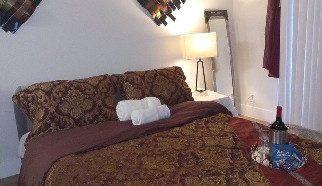 Charming bed & breakfast in delightful Simi Valley with WiFi, fitness room. in Simi Valley