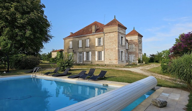 Charming chateau, spacious and pleasant. Heated swimming pool. Promos and discounts. in Golfech