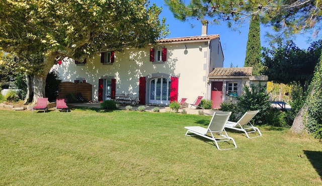 Charming cottage in the countryside between St Rémy de Provence and Avignon in Eyragues