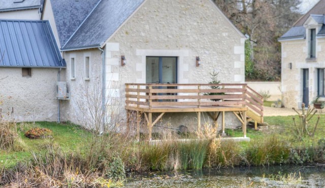 Charming Cottage with Terrace Overlooking Pond, Near Chenonceau and Beauval Zoo in Luzillé