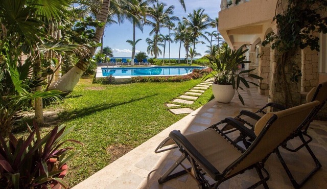 Charming, cozy beachfront condo in South Akumal, pool, AC and WiFi! in South Akumal