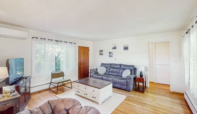 Charming dog-friendly house and separate studio w/grill, WIFI, washer and dryer in Springfield