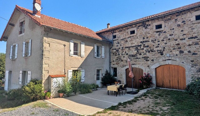 Charming Family Cottage near UNESCO Sites with Fireplace, WiFi, and Baby Equipment in Saint-Germain-Laprade