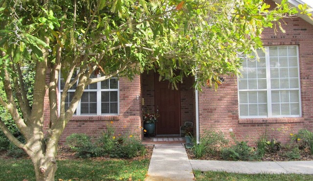 Charming Home on Oak lined street in Historic District in Bartow
