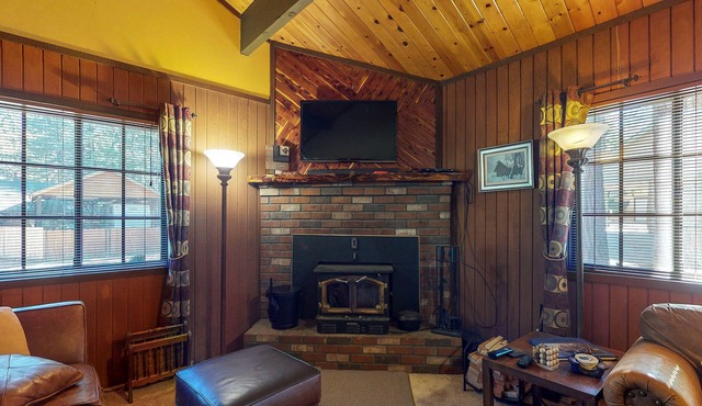Charming home w/ full kitchen & wood stove - minutes to ski slopes