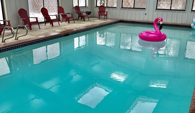 Charming house! Private indoor pool and hot tub! Swim today!