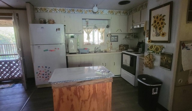 Charming Rustic 2-bedroom farmhouse with WiFi, AC on pristine Plunkett Creek Rd in Plunkett Creek Rd