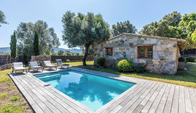 Charming sheepfold with private heated pool between sea and mountains in Sotta