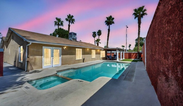 Charming Single-Story Oasis: Pool + Hot Tub Near UNLV & Airport