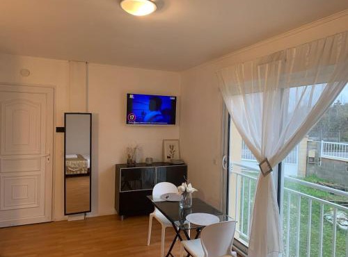 Charming Studio with Balneo Shower, Parking Included in Brétigny-sur-Orge