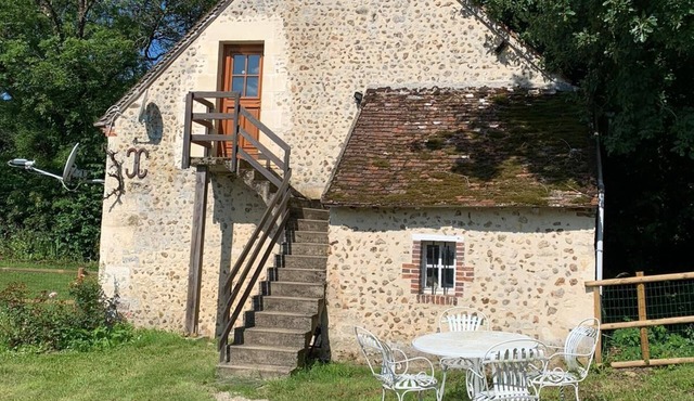 Charming studio in 17th century farmhouse on working horse farm in Perche-en-Nocé