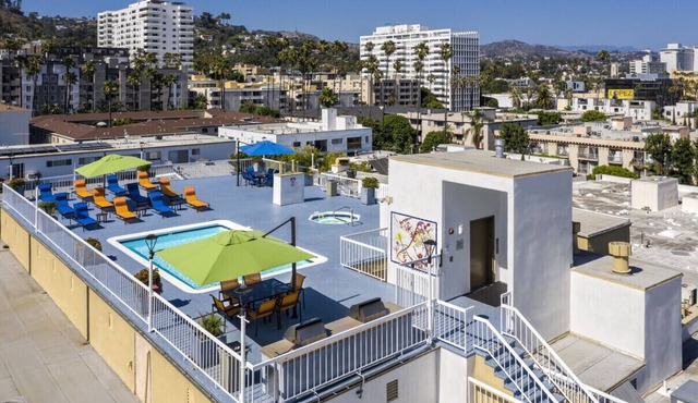 Charming Studio Steps from Hollywood Walk of Fame and Runyon Canyon