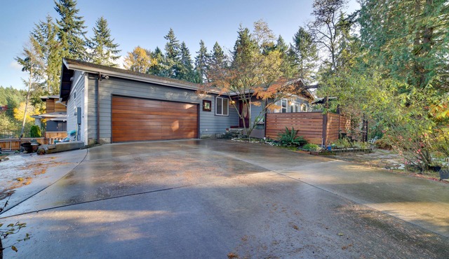 Charming Unit w/Deck ~ 3 Mi to Lake Washington! in Newcastle
