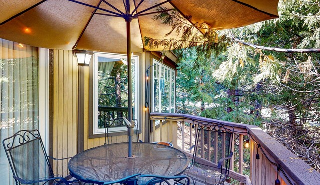 Charming wilderness retreat with game room, large deck, wood fireplace, & AC