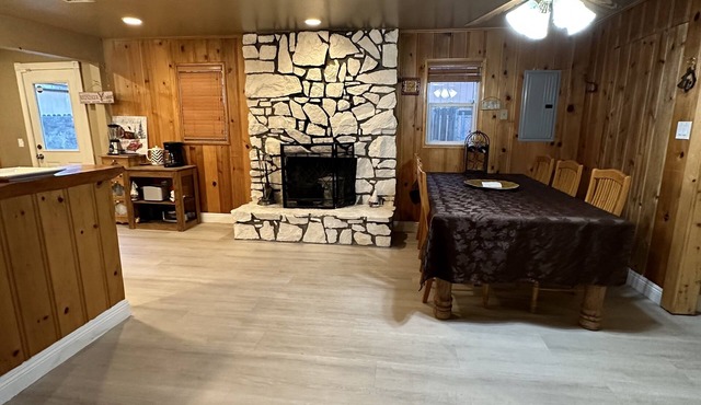 Cheerful 4-bedrooms casita-cabin pet friendly, close to ski retreat and tubing .