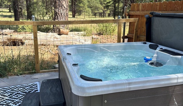 Cheerful two bedroom cottage with hot tub.