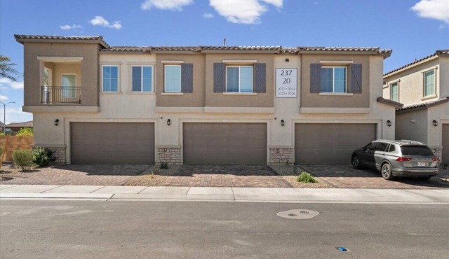 Chic 3-bedroom townhome with AC in Henderson
