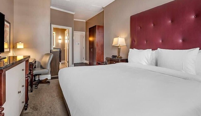 Chic King Double Hotel Suite in Downtown Nashville