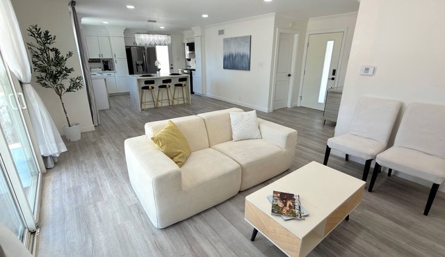 Chic Modern 3BR Cozy & Inviting