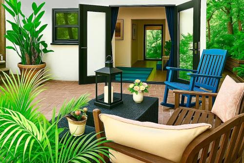 Chic Private Hollywood Hills Guest Suite Oasis with Tree-Top Views, Outdoor Living Room, Only 2 Minutes from Hollywood Boulevard