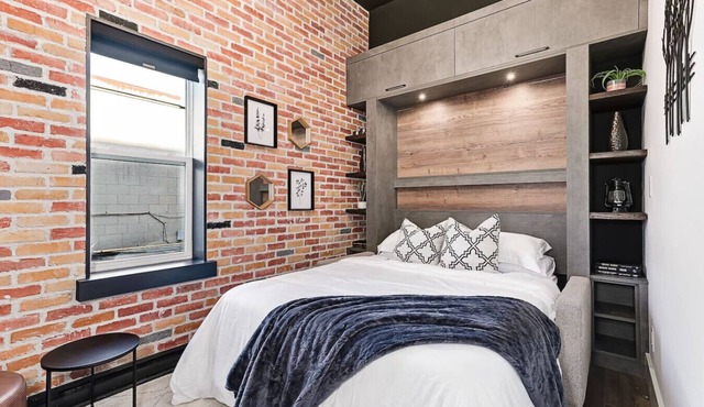 Chic Studio for Two, Steps from Everything in Collingwood
