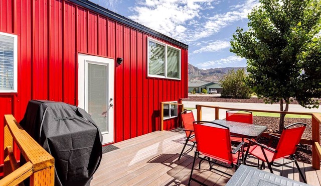 Chill Out in Style: Tiny Home Paradise with Hot Tub in Apple Valley
