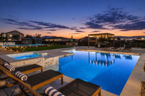 CIELO - Modern Vegas Pool Oasis, Spa, Pickleball