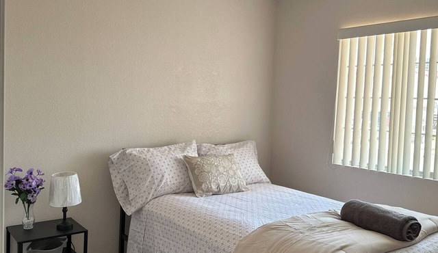 Clean and Cozy 3-bedroom house in peaceful Henderson with AC