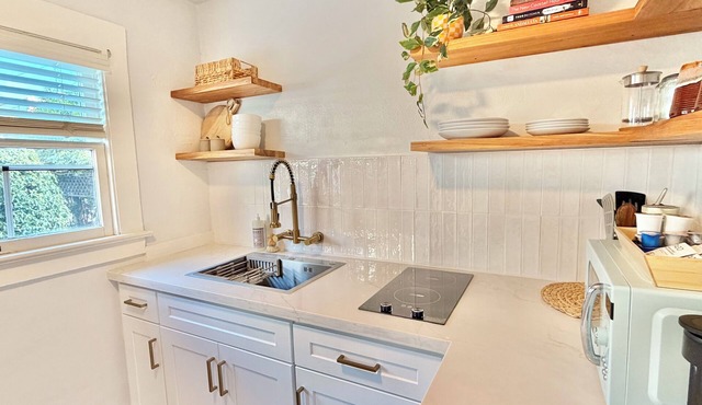 Coastal Beach Bungalow walking distance to beach, coffee, and restaurants