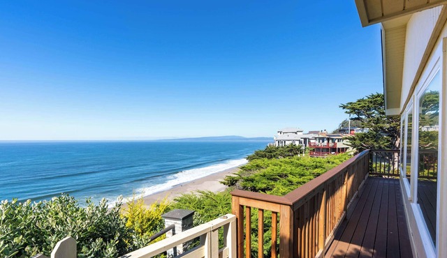 Coastal Cottage with Beach Access and Bay Views