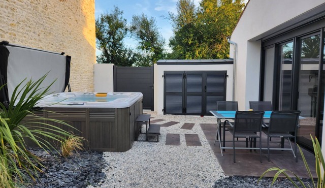 Cocon Pour 2 Avec Jacuzzi in Andilly