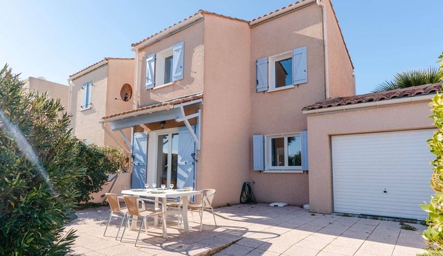 Comfortable House with Pool, Terrace, and Parking in Saint-Pierre-La-Mer in Fleury-Saint-Pierre-la-Mer
