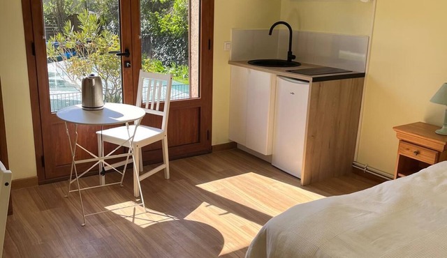 Comfortable 22m2 studio near Paris, overlooking garden and Parc de St Cloud in Saint-Cloud